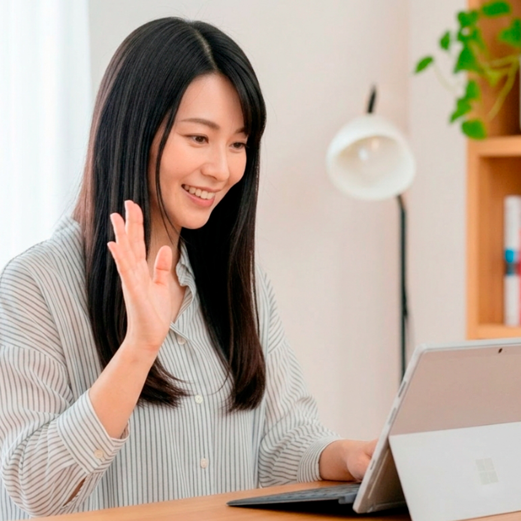 オンラインミーティングする女性のイメージ画像